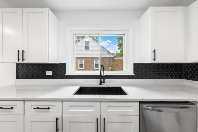 6754 S 78th Avenue, Bridgeview, IL 60455