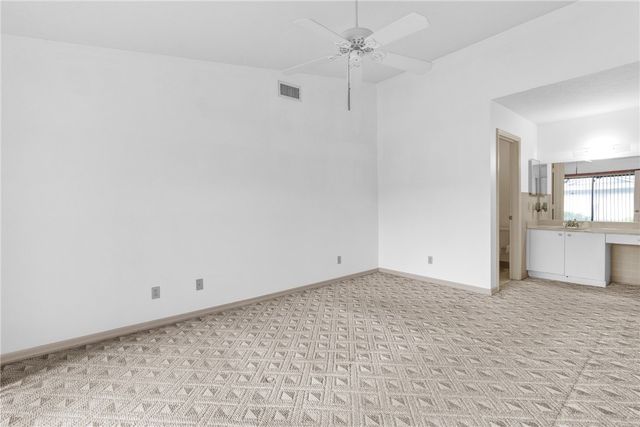 646 Centre Court SW 102, Vero Beach, FL 32962