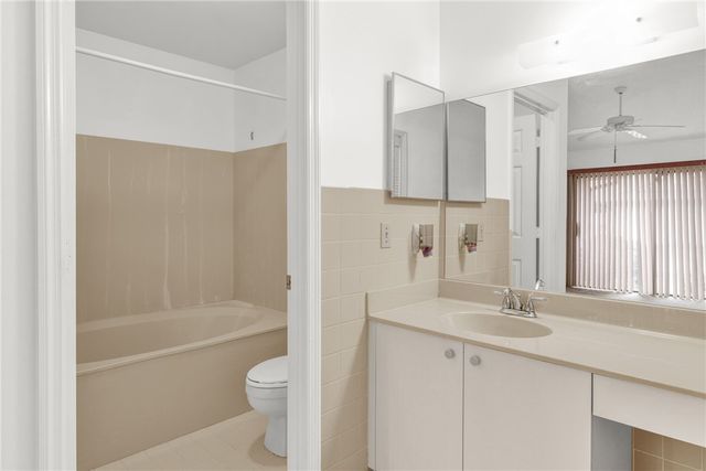 646 Centre Court SW 102, Vero Beach, FL 32962