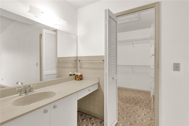 646 Centre Court SW 102, Vero Beach, FL 32962