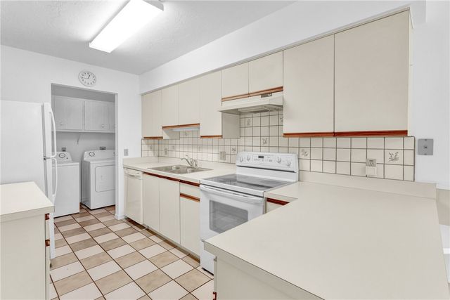 646 Centre Court SW 102, Vero Beach, FL 32962