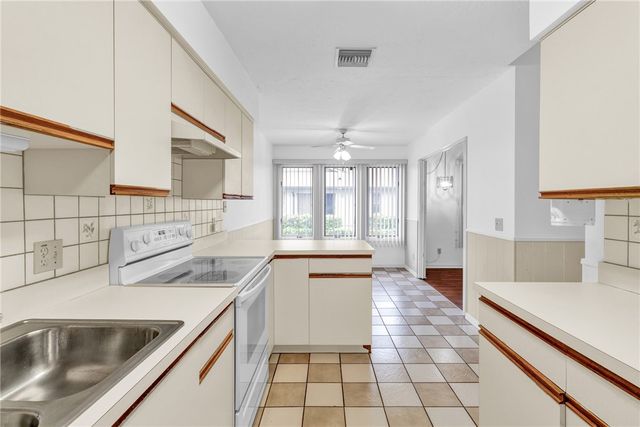 646 Centre Court SW 102, Vero Beach, FL 32962