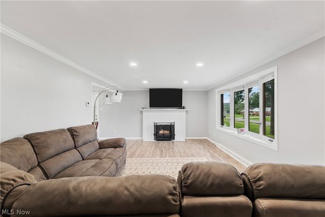 3233 Greenpark Street NW, Massillon, OH 44646