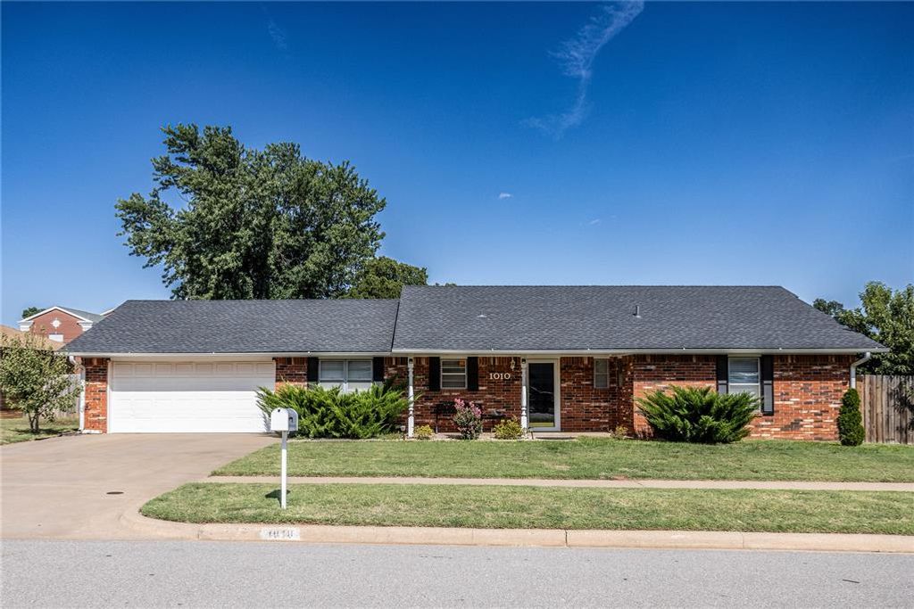 1010 N Stonegate Drive, Weatherford, OK 73096