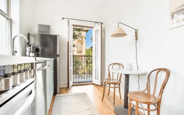 1 E Gordon Street 4, Savannah, GA 31401