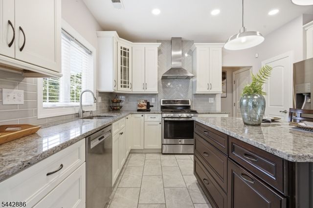 284 Shelburne Pl, Hillsborough Twp., NJ 08844
