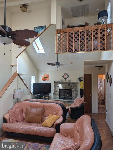 187 WYOMISSING DR, Pocono Lake, PA 18347