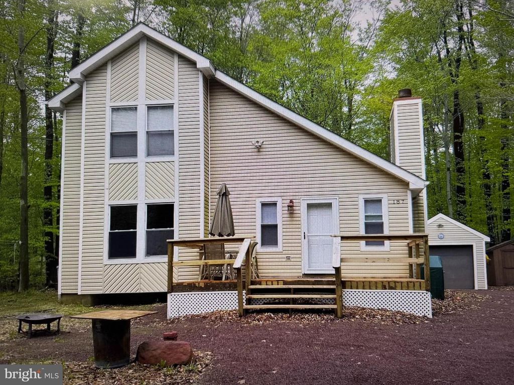 187 WYOMISSING DR, Pocono Lake, PA 18347