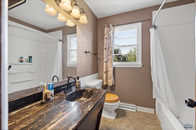 2225 BUENA VISTA DR, Rapid City, SD 57702