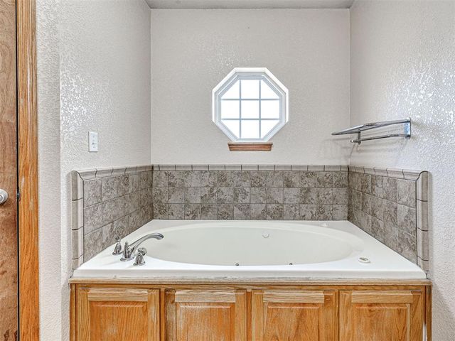 16710 Kings Road, Shawnee, OK 74801