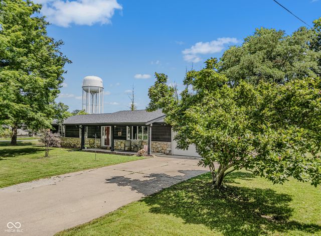 9182 N Cherry Hills Drive, Columbus, IN 47201