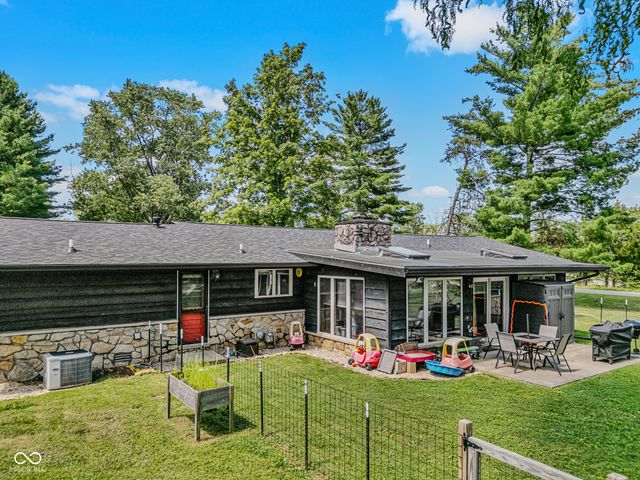 9182 N Cherry Hills Drive, Columbus, IN 47201