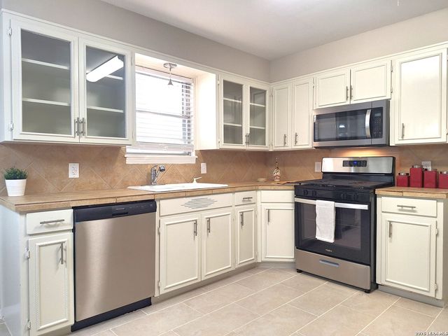1001 NAPLES ST, Castroville, TX 78009