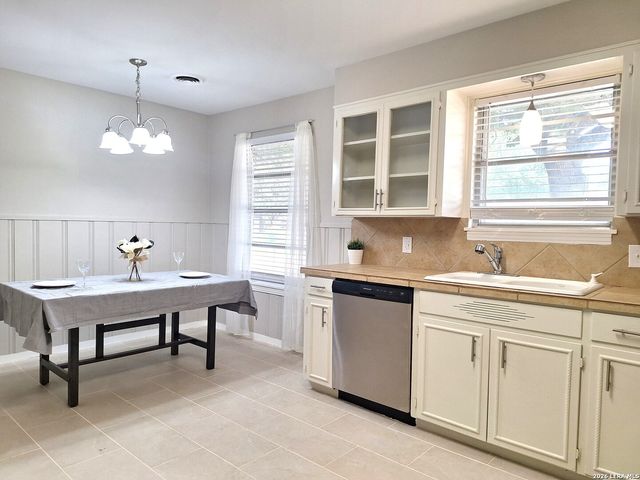 1001 NAPLES ST, Castroville, TX 78009