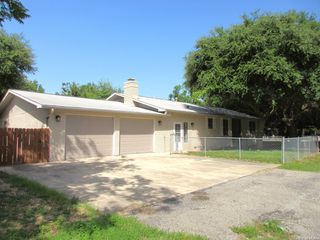 1001 NAPLES ST, Castroville, TX 78009