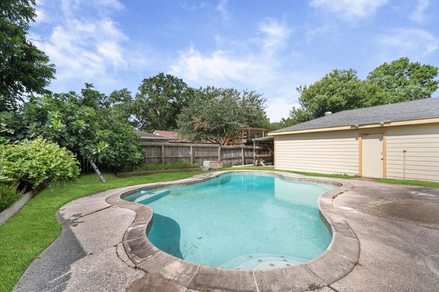 12235 Alston Drive, Meadows Place, TX 77477