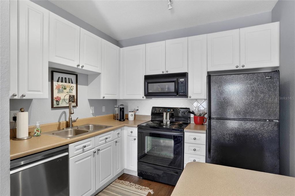 Image 4 of property listing at 4221 W SPRUCE STREET 2426, Tampa, FL 33607