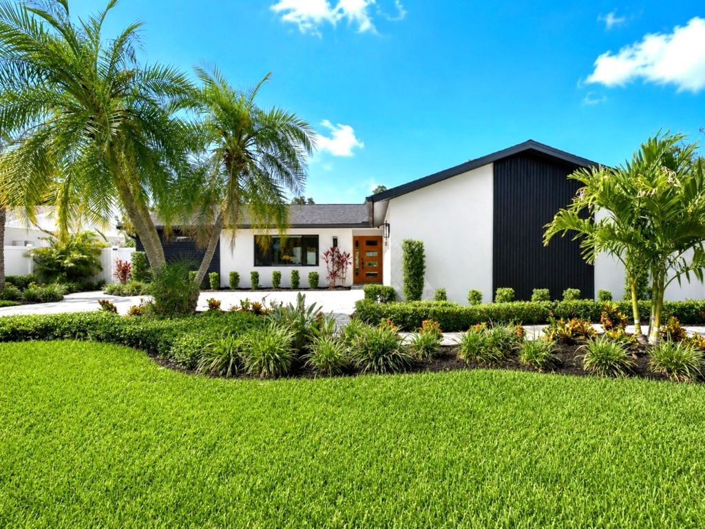 Image 3 of property listing at 906 SAMY DRIVE, Tampa, FL 33613