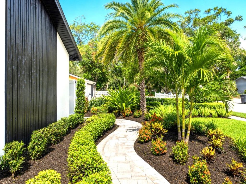 Image 4 of property listing at 906 SAMY DRIVE, Tampa, FL 33613