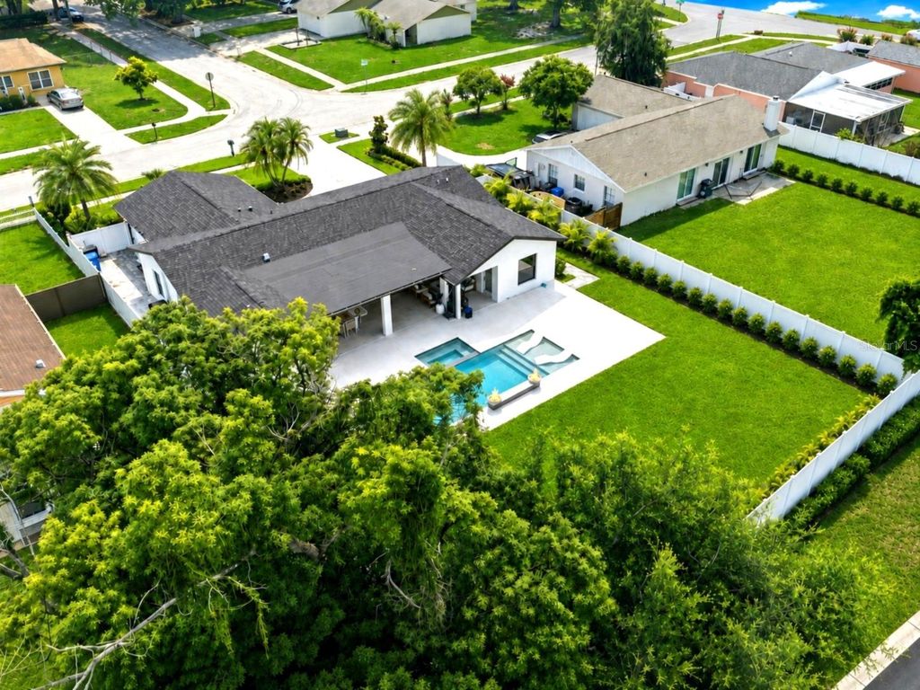 Image 48 of property listing at 906 SAMY DRIVE, Tampa, FL 33613