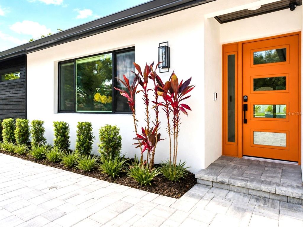 Image 6 of property listing at 906 SAMY DRIVE, Tampa, FL 33613