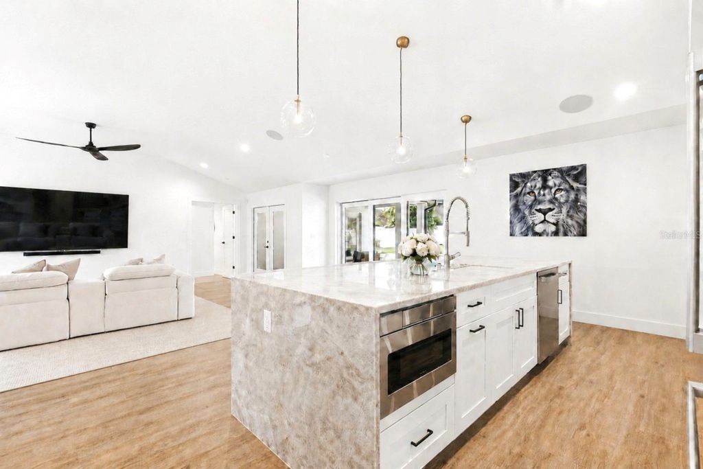Image 10 of property listing at 906 SAMY DRIVE, Tampa, FL 33613