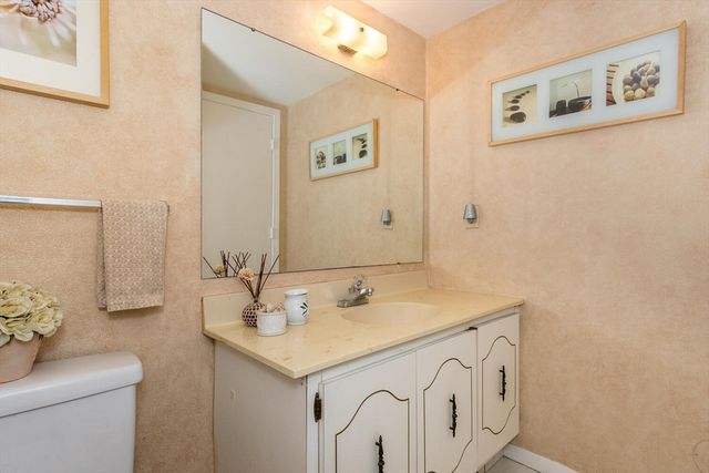 52 Rosewood Dr 52, Stoughton, MA 02072