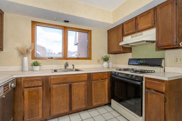 52 Rosewood Dr 52, Stoughton, MA 02072