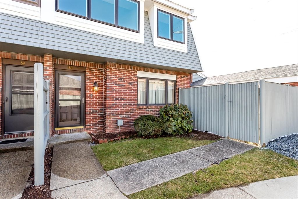 52 Rosewood Dr 52, Stoughton, MA 02072