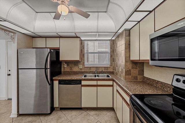 719 Lori Dr 204, Palm Springs, FL 33461