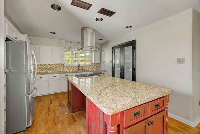 118 Lily Street, Lake Jackson, TX 77566