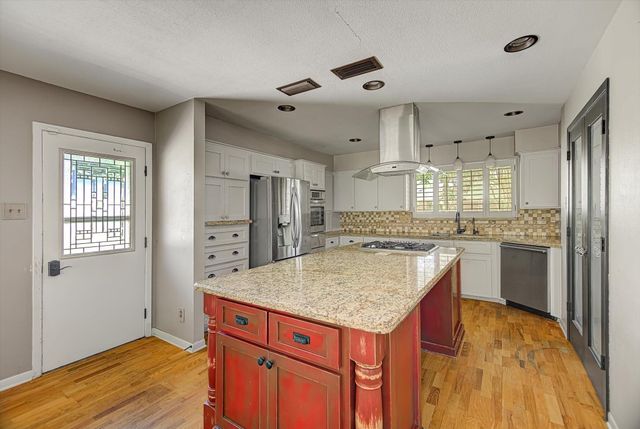 118 Lily Street, Lake Jackson, TX 77566