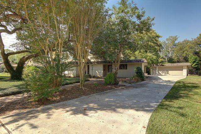 118 Lily Street, Lake Jackson, TX 77566