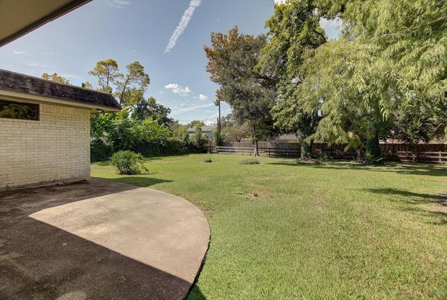 118 Lily Street, Lake Jackson, TX 77566