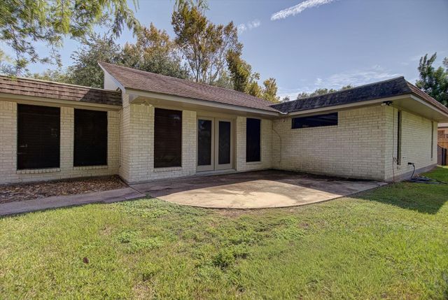 118 Lily Street, Lake Jackson, TX 77566