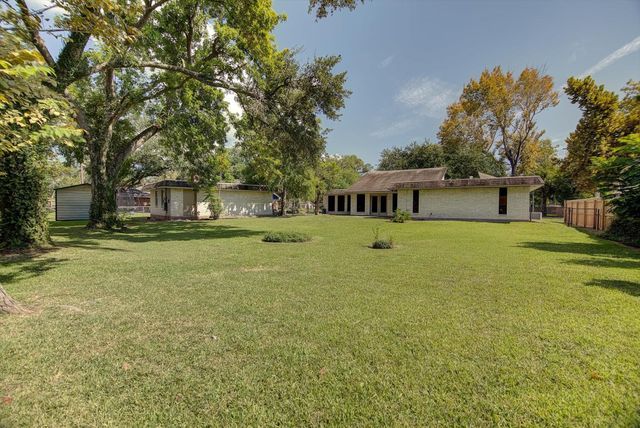 118 Lily Street, Lake Jackson, TX 77566