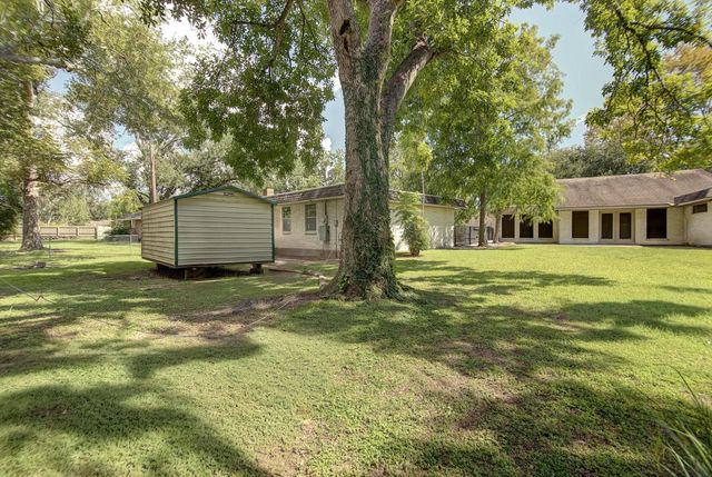 118 Lily Street, Lake Jackson, TX 77566