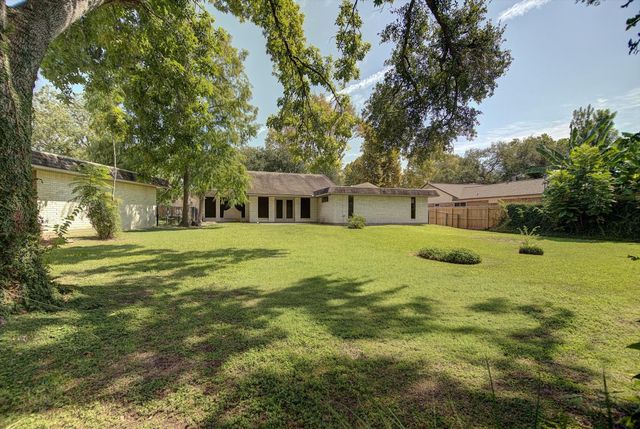 118 Lily Street, Lake Jackson, TX 77566