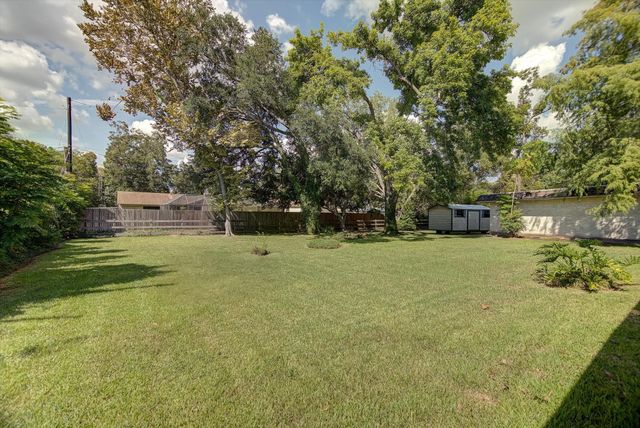 118 Lily Street, Lake Jackson, TX 77566