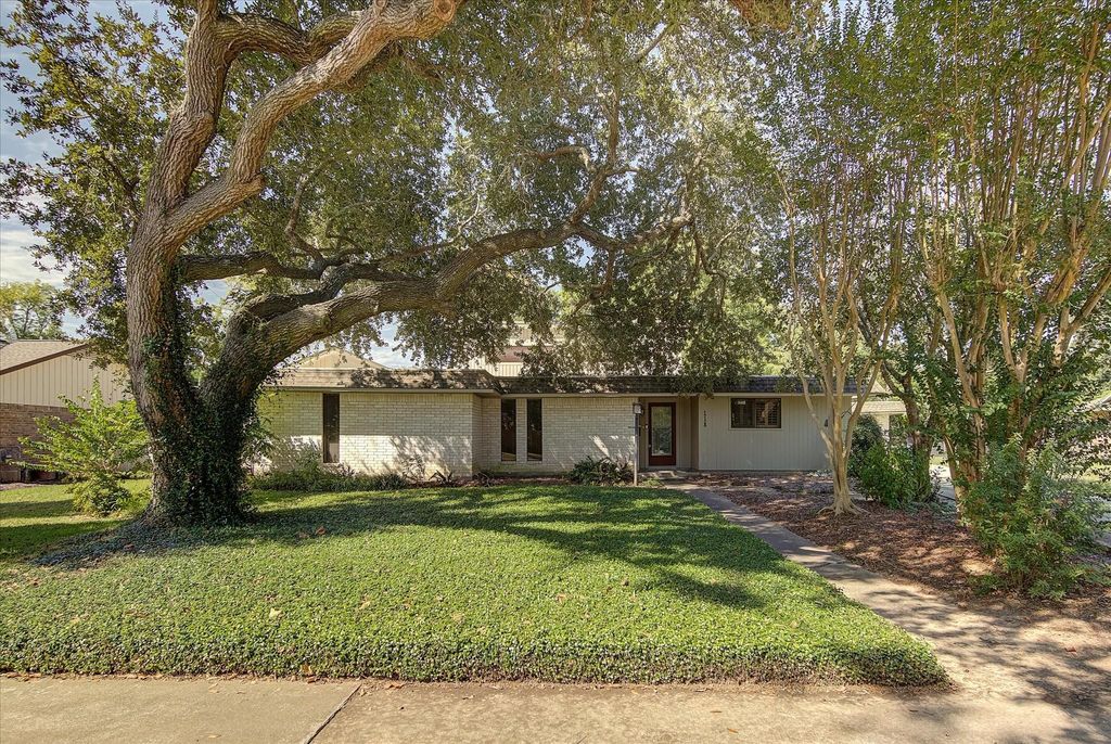 118 Lily Street, Lake Jackson, TX 77566