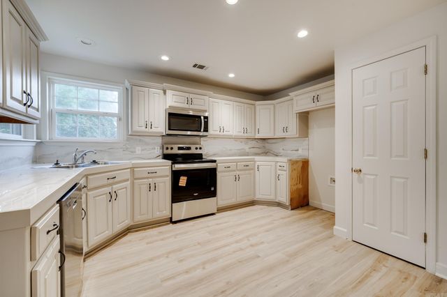 29 Broadmoor Circle, Cabot, AR 72023