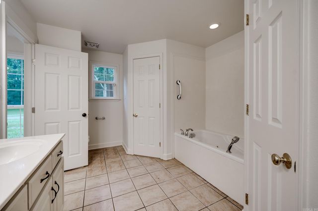 29 Broadmoor Circle, Cabot, AR 72023