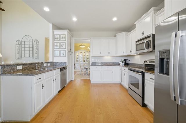 518 Dunning LN, Chesapeake, VA 23322