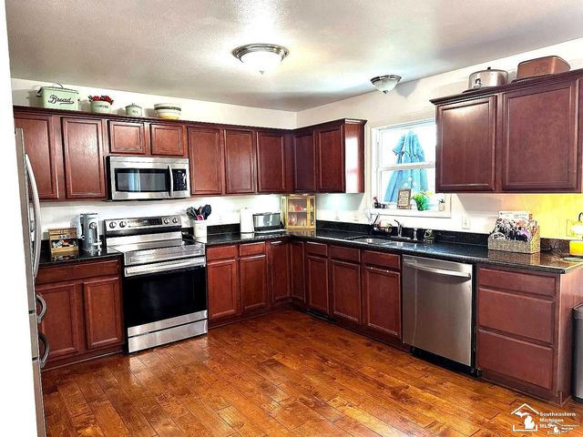 736 Grand Oak Drive, Temperance, MI 48182