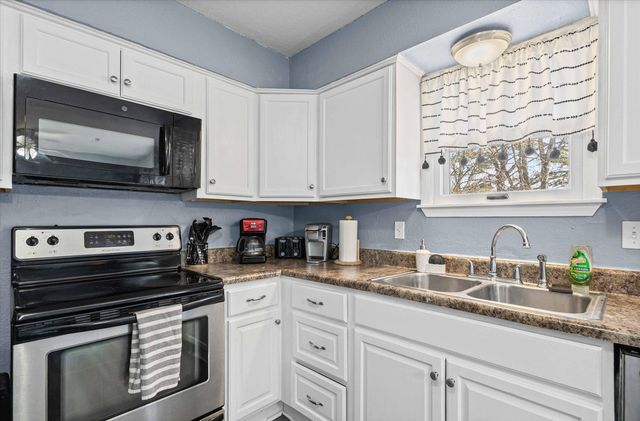 104 WILLOWBROOK DR, Hallsville, MO 65255