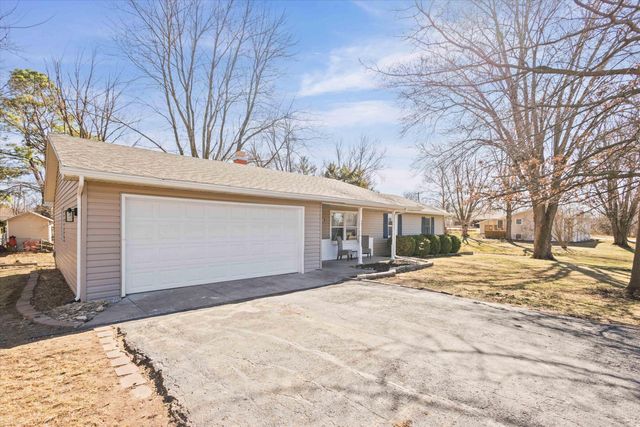 104 WILLOWBROOK DR, Hallsville, MO 65255