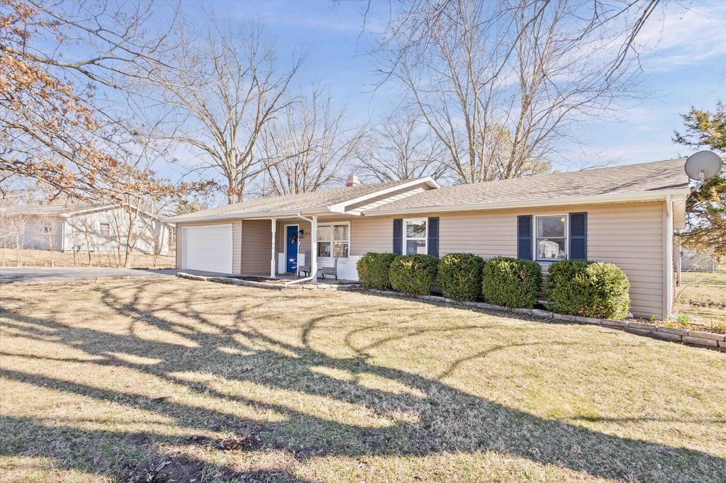 104 WILLOWBROOK DR, Hallsville, MO 65255