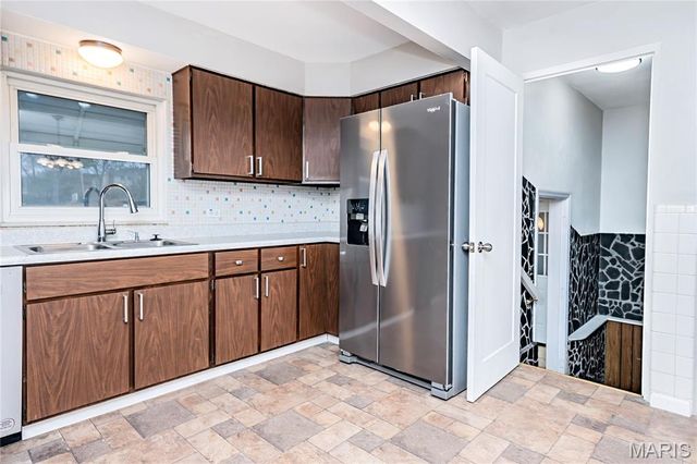 9721 Shuffle Drive, St Louis, MO 63123