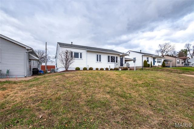 9721 Shuffle Drive, St Louis, MO 63123