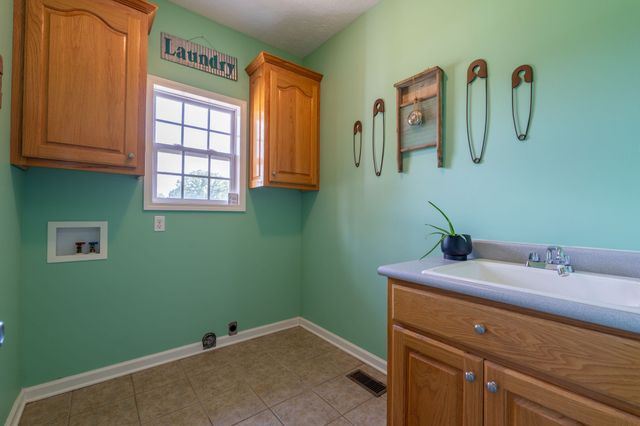 387 Center Point Dr, Summertown, TN 38483